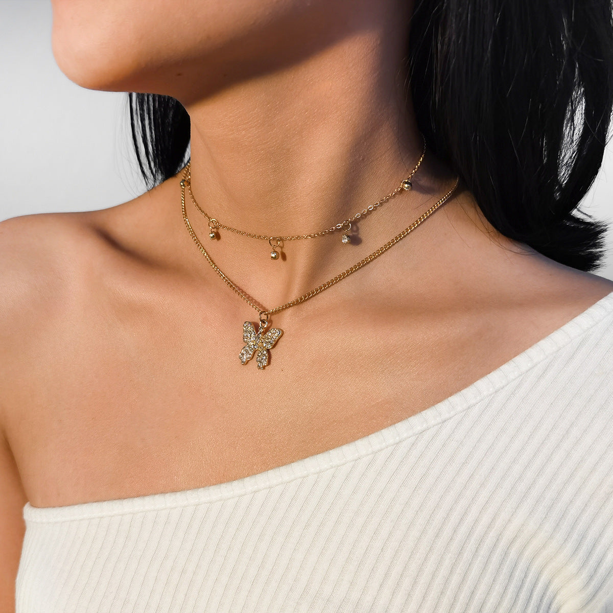 Necklace with diamond clavicle