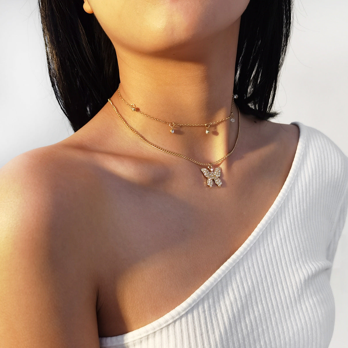 Necklace with diamond clavicle